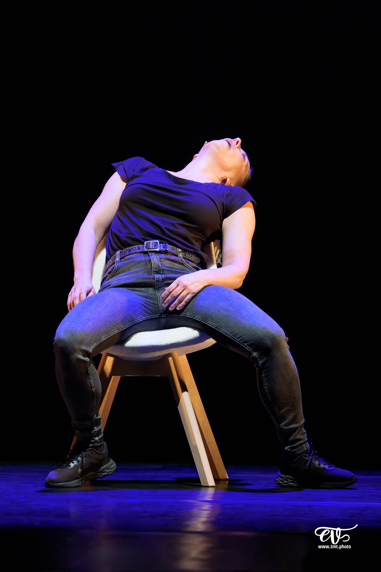 LES CHATOUILLES OU LA DANSE DE LA COLÈRE (ANDRÉA BESCOND)